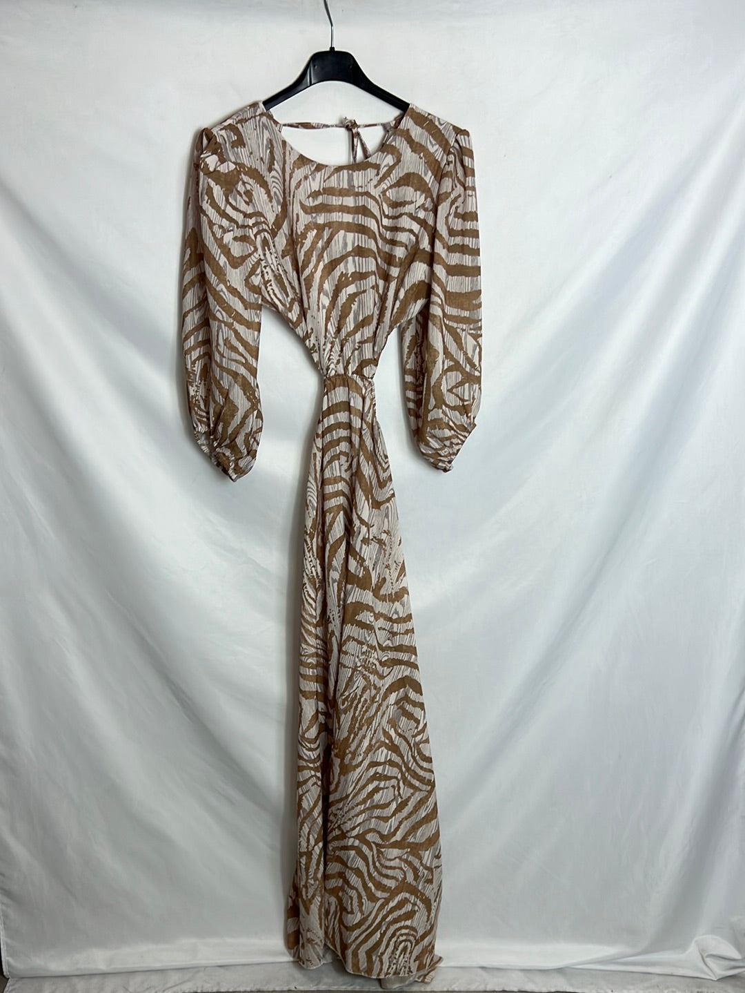 OTRAS. Vestido largo estampado apreturas. T M