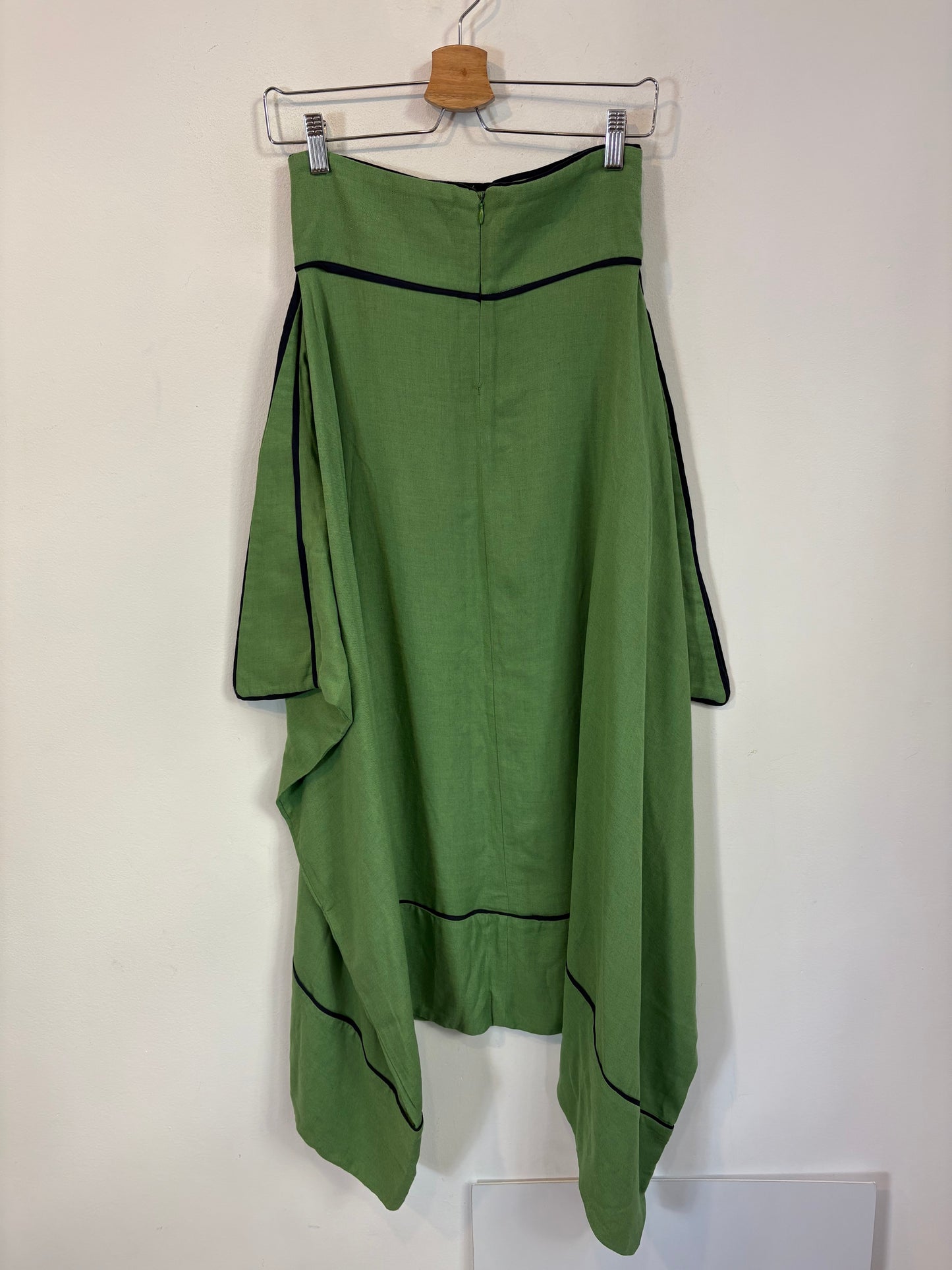 IQ. Falda midi verde asimétrica