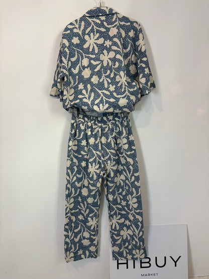 MUS & BOMBON. Conjunto blusa y pantalón estamapdo azul