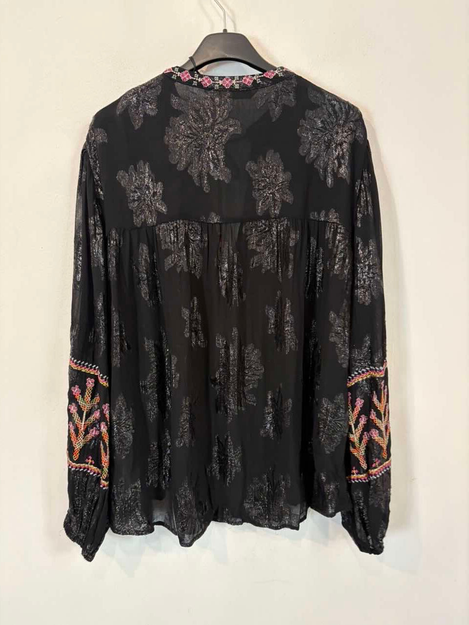 ZARA. Blusa negra vaporosa bordados
