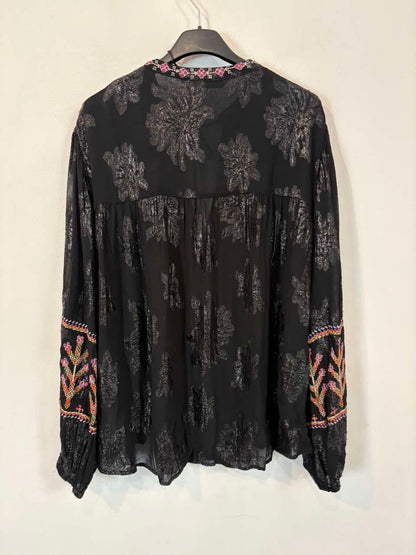 ZARA. Blusa negra vaporosa bordados