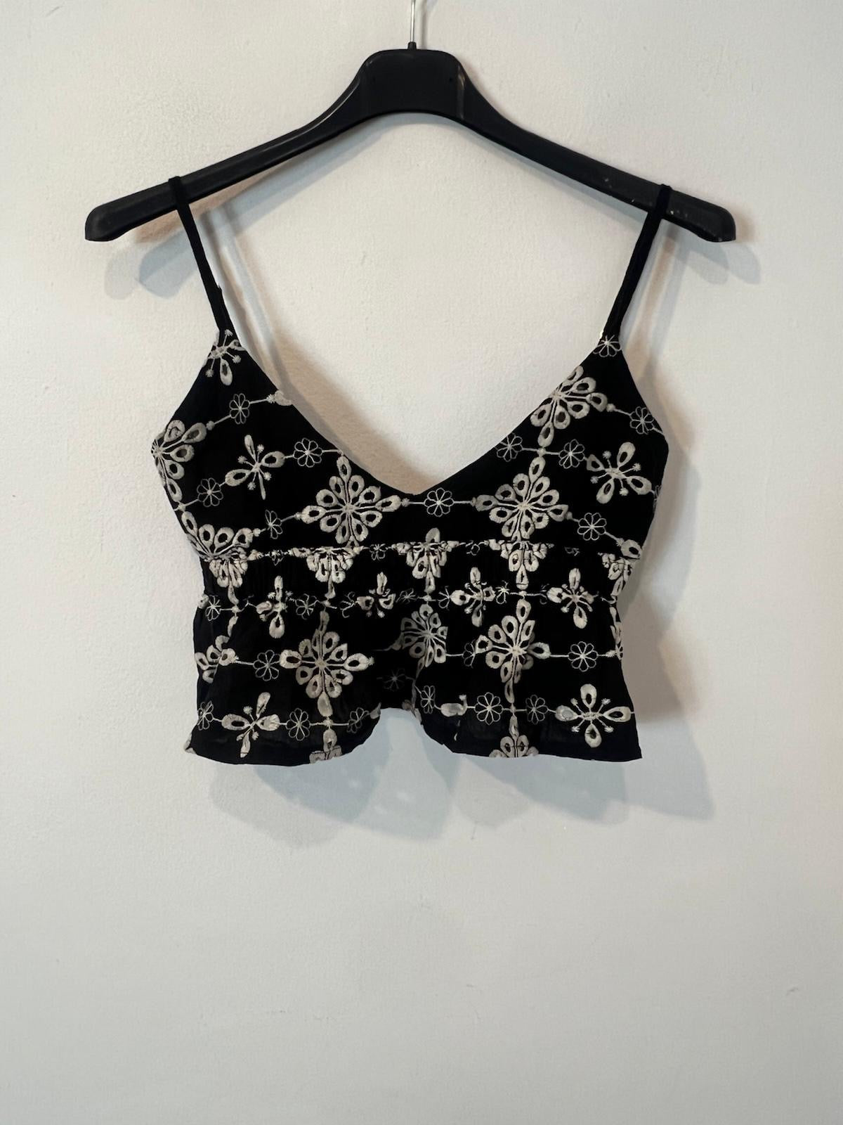 SUBDUED. Crop top negro bordado
