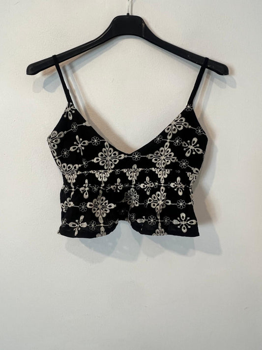 SUBDUED. Crop top negro bordado