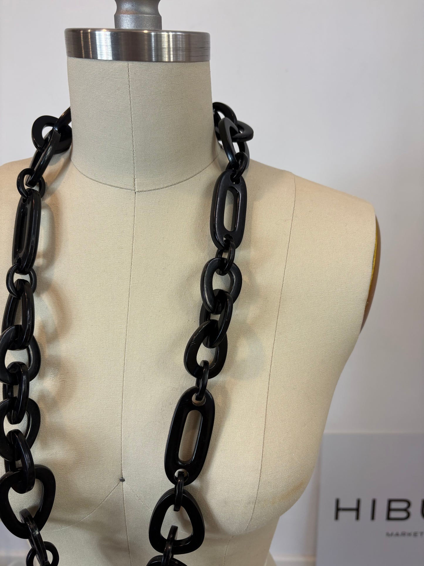 OTRAS. Collar largo negro