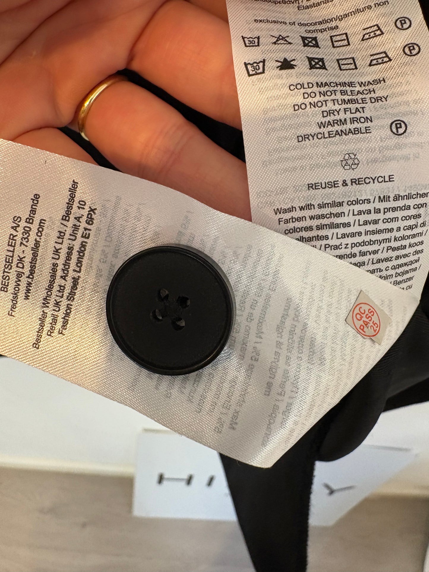 JDY. Blazer negra fluida cruzada