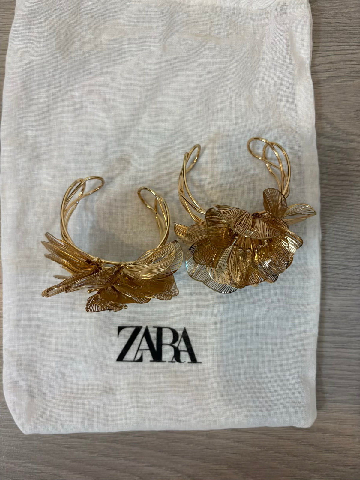 ZARA. Conjunto pulseras doradas flor