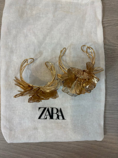 ZARA. Conjunto pulseras doradas flor