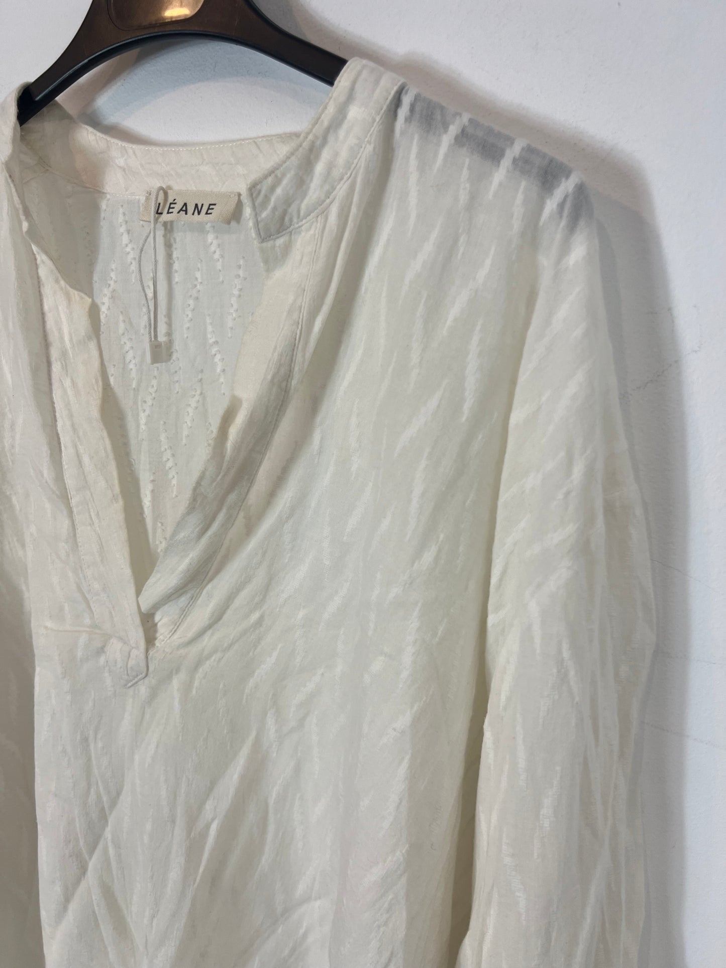 LÉANE STUDIO. White blouse with embroidered details. TS