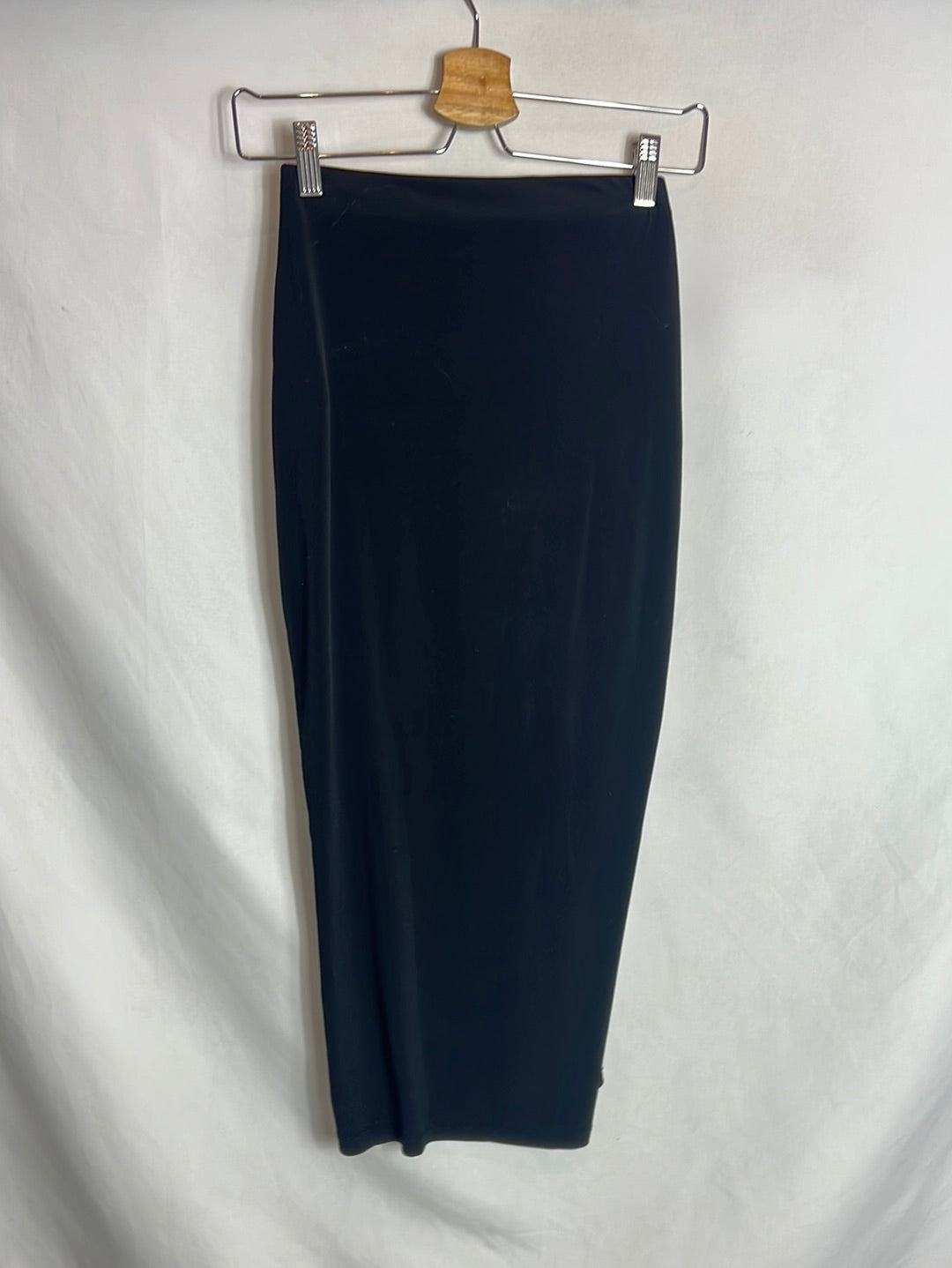 PULL&BEAR . Falda midi negra apertura . T S