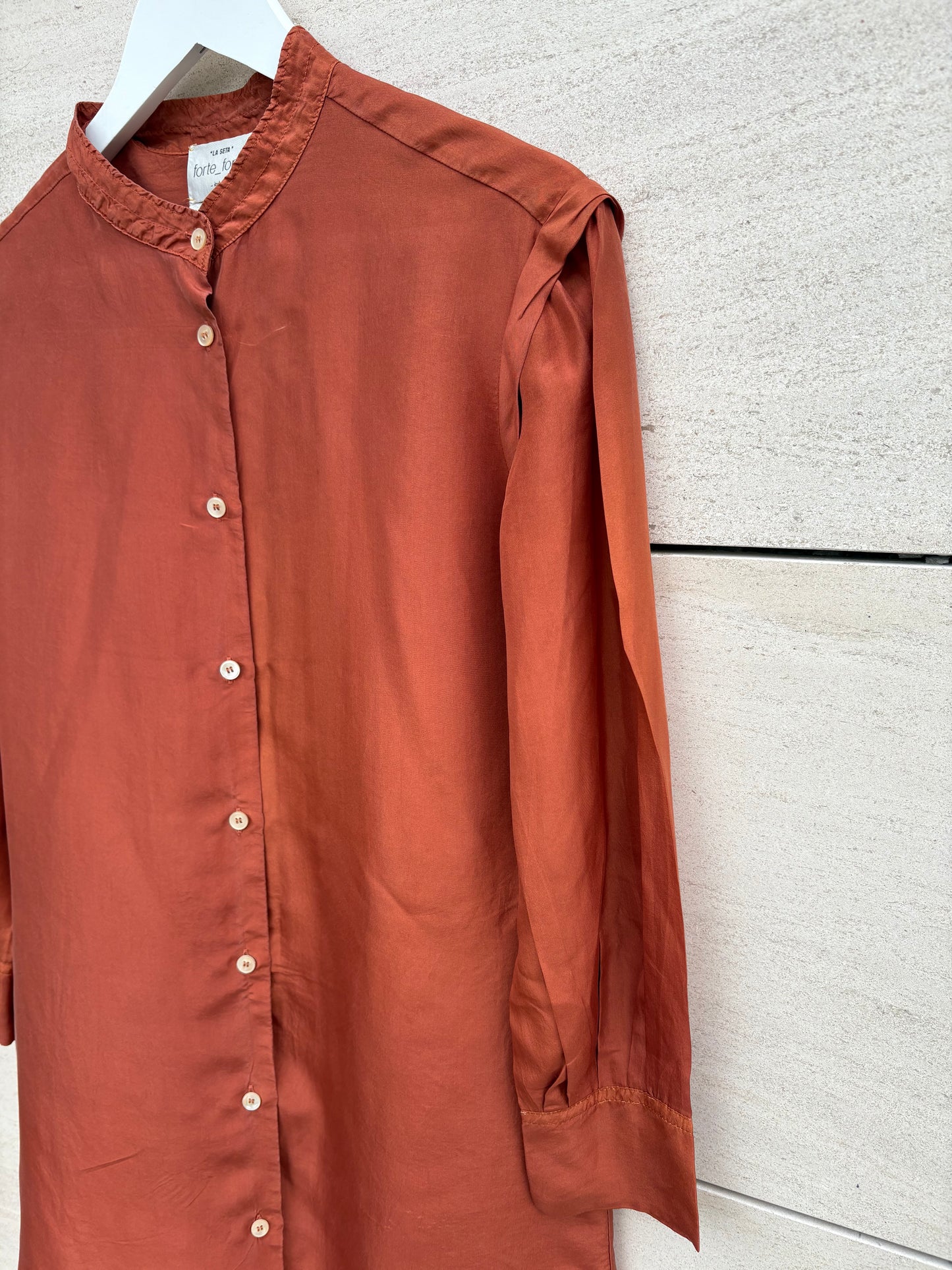 FORTE FORTE. Total look falda y camisa seda teja