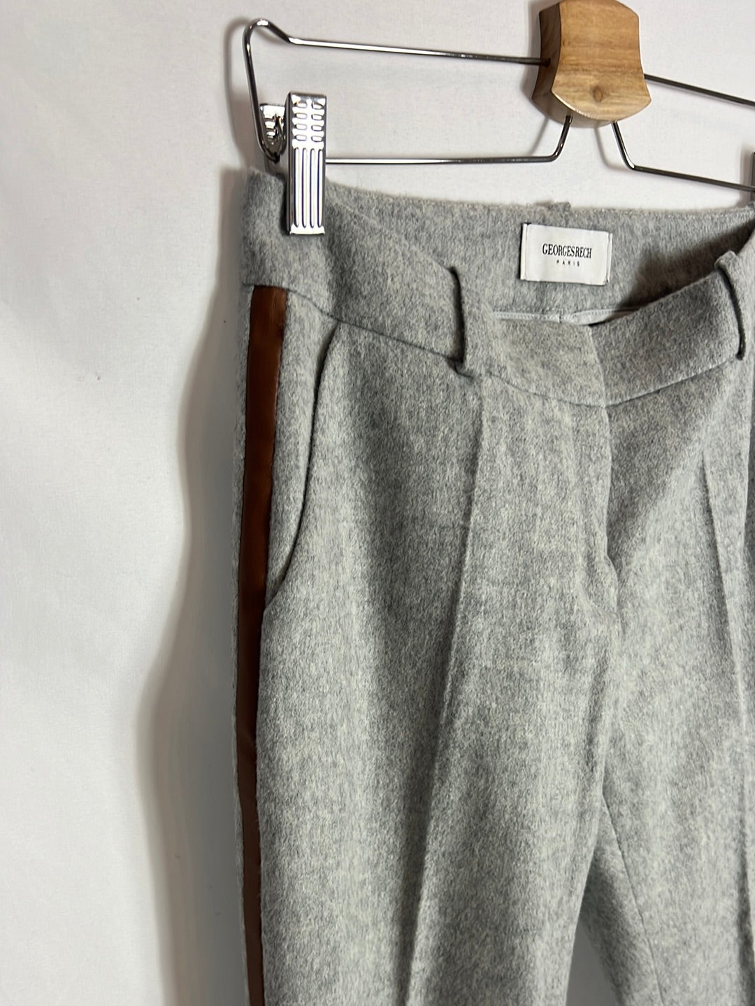 GEORGES RECH. Total look gris jaspeado y flecos en piel. T 36