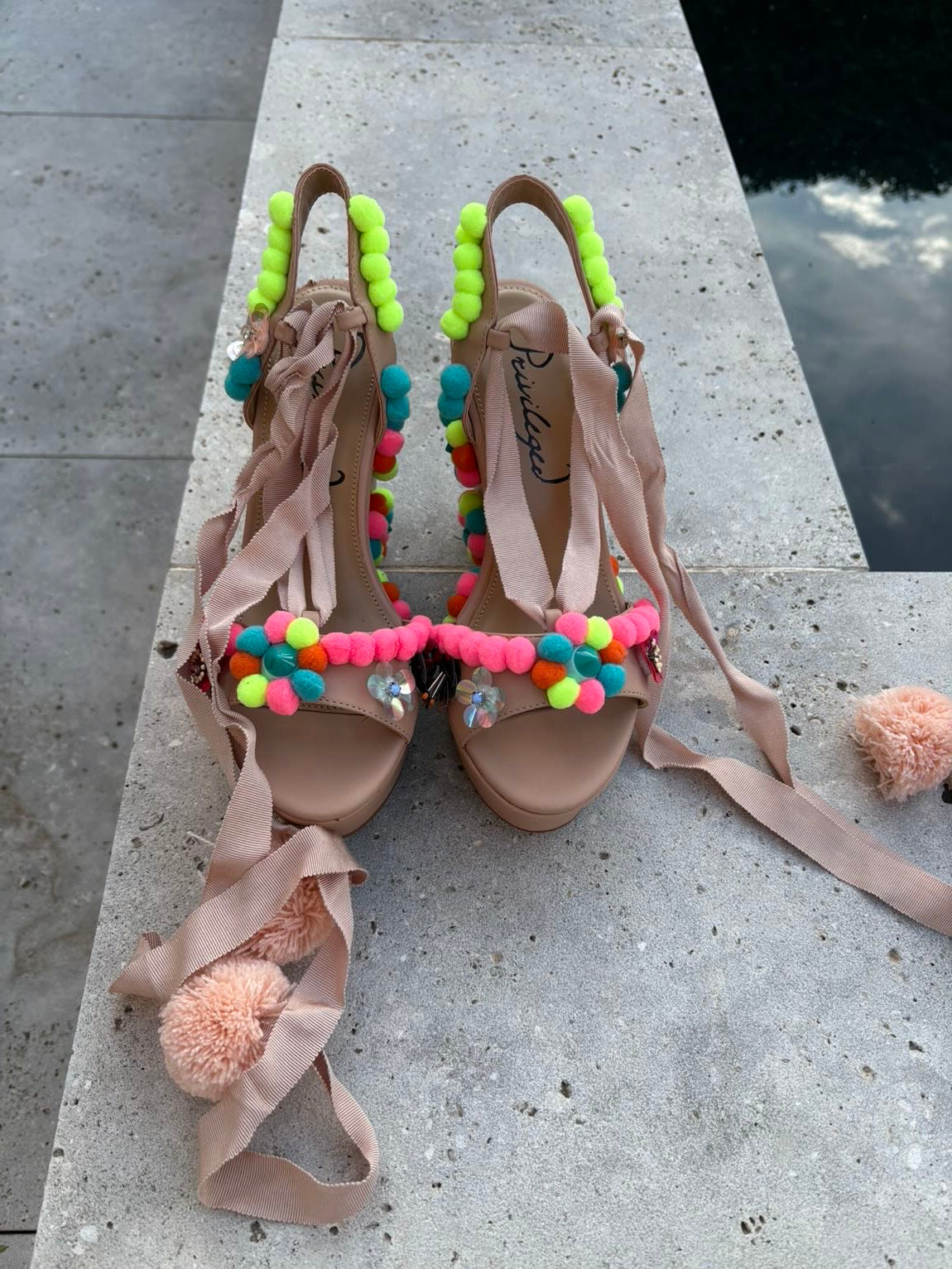 Sandalia plataforma detalles decorativos. T 40