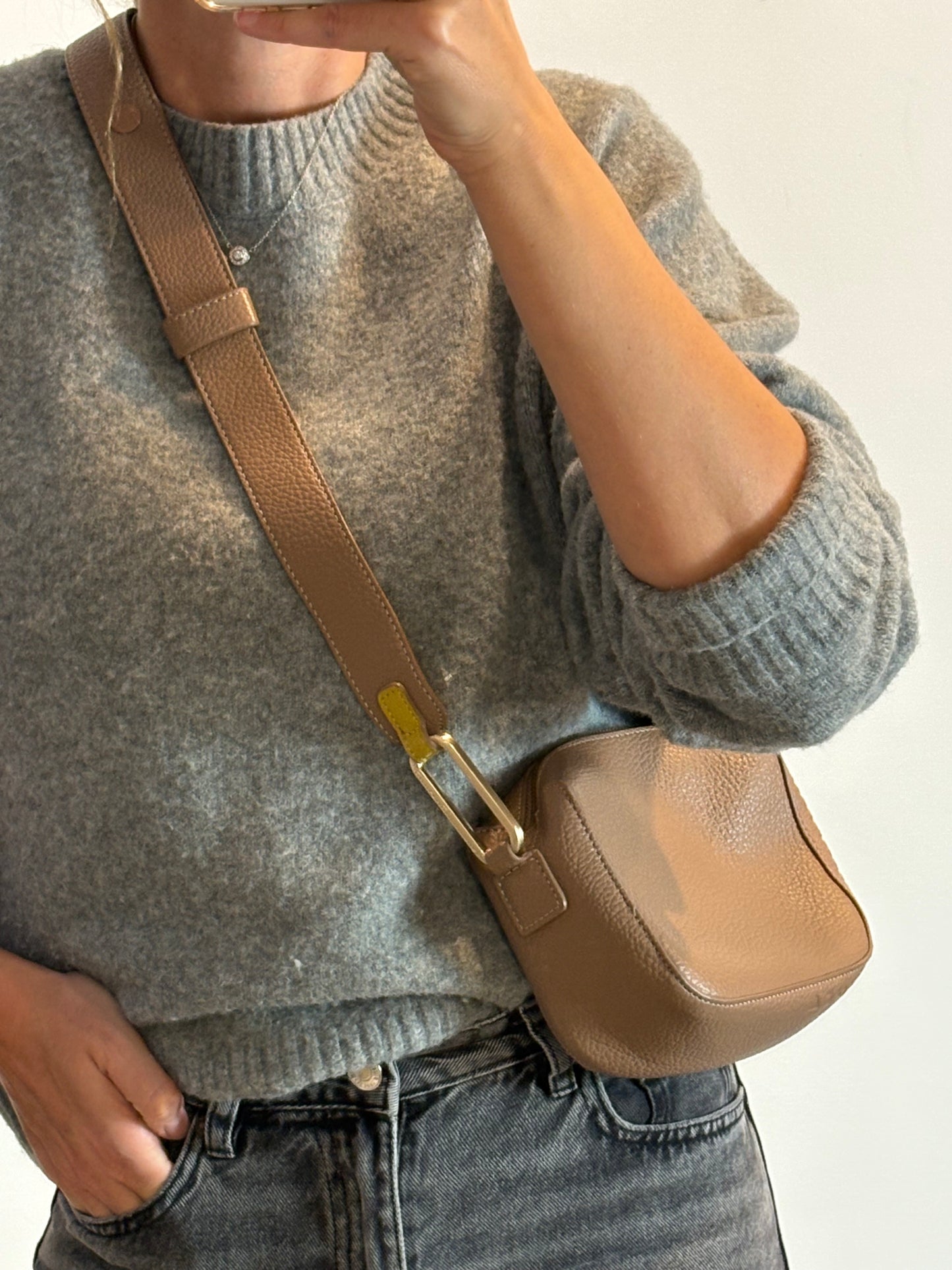 ADOLFO DOMINGUEZ. Bolso bandolera bicolor