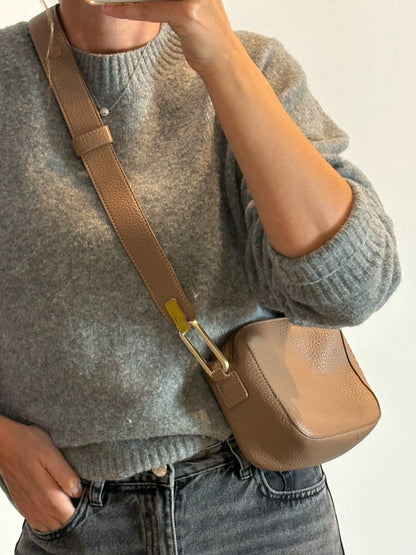 ADOLFO DOMINGUEZ. Bolso bandolera bicolor