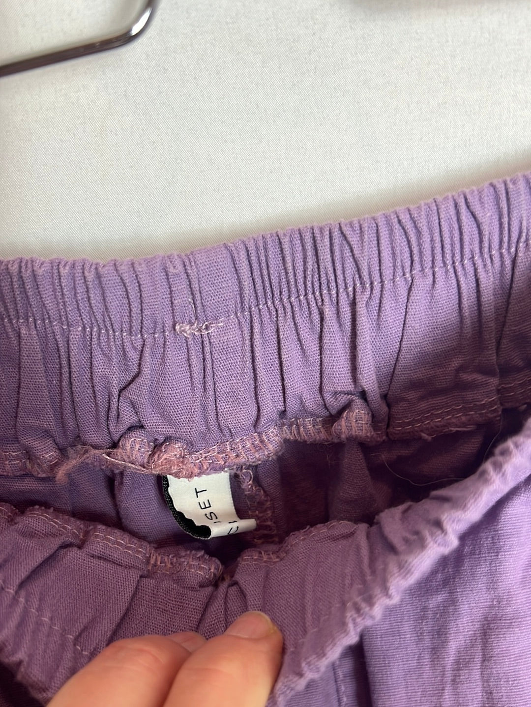 PREEYA CLOSET. Pantalón morado cropped. T S