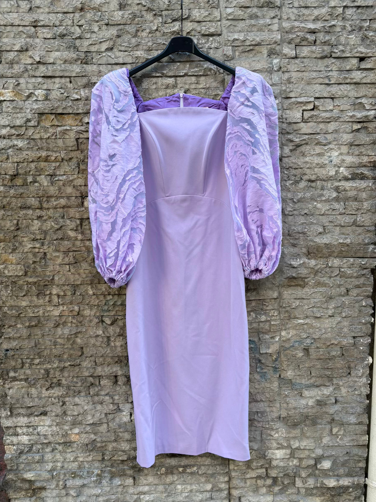 VICTORIA Collection. Vestido midi malva detalle mangas