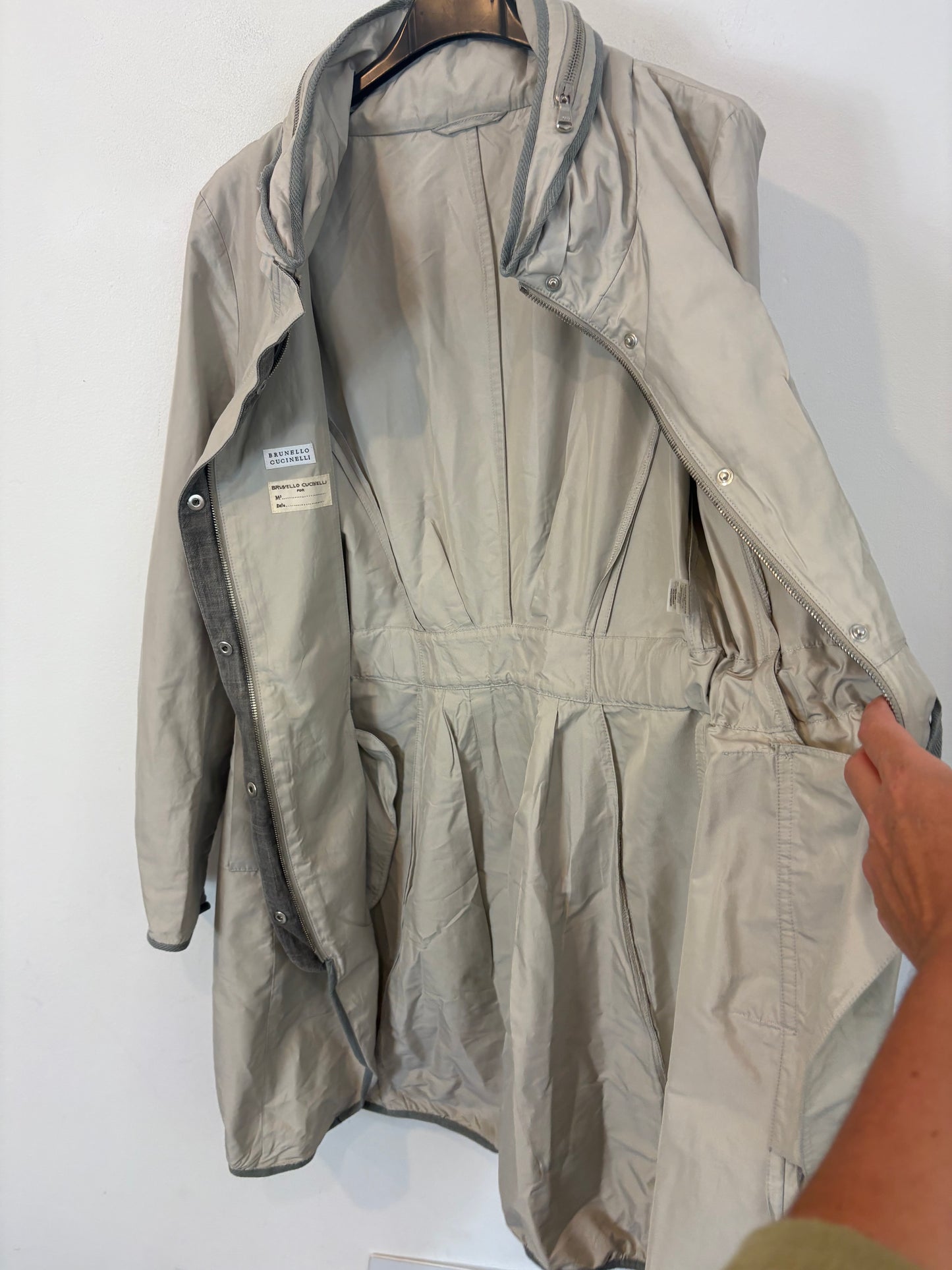 BRUNELLO CUCINELLI. Gabardina beige capucha .
