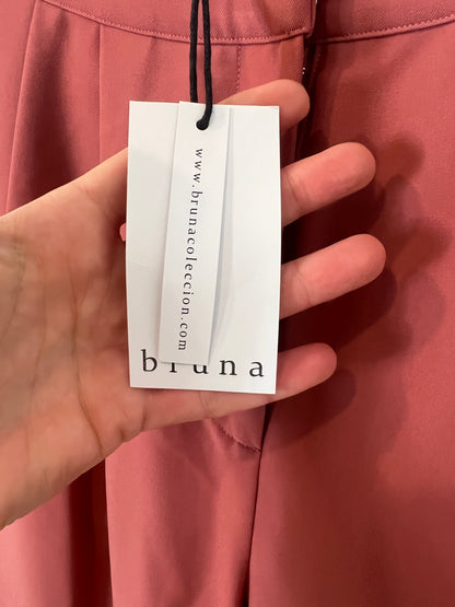 BRUNA. Total dark pink look with details. TS