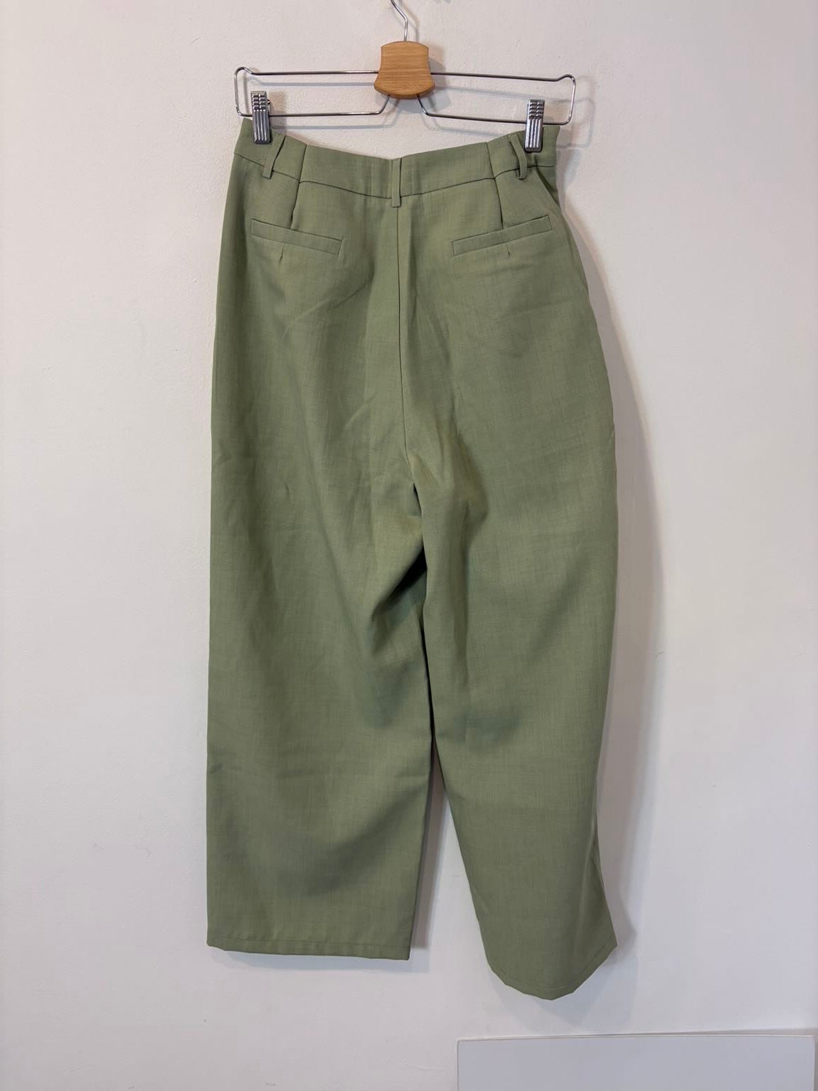SOURCE UNKNOWN. Pantalón verde claro cruzado