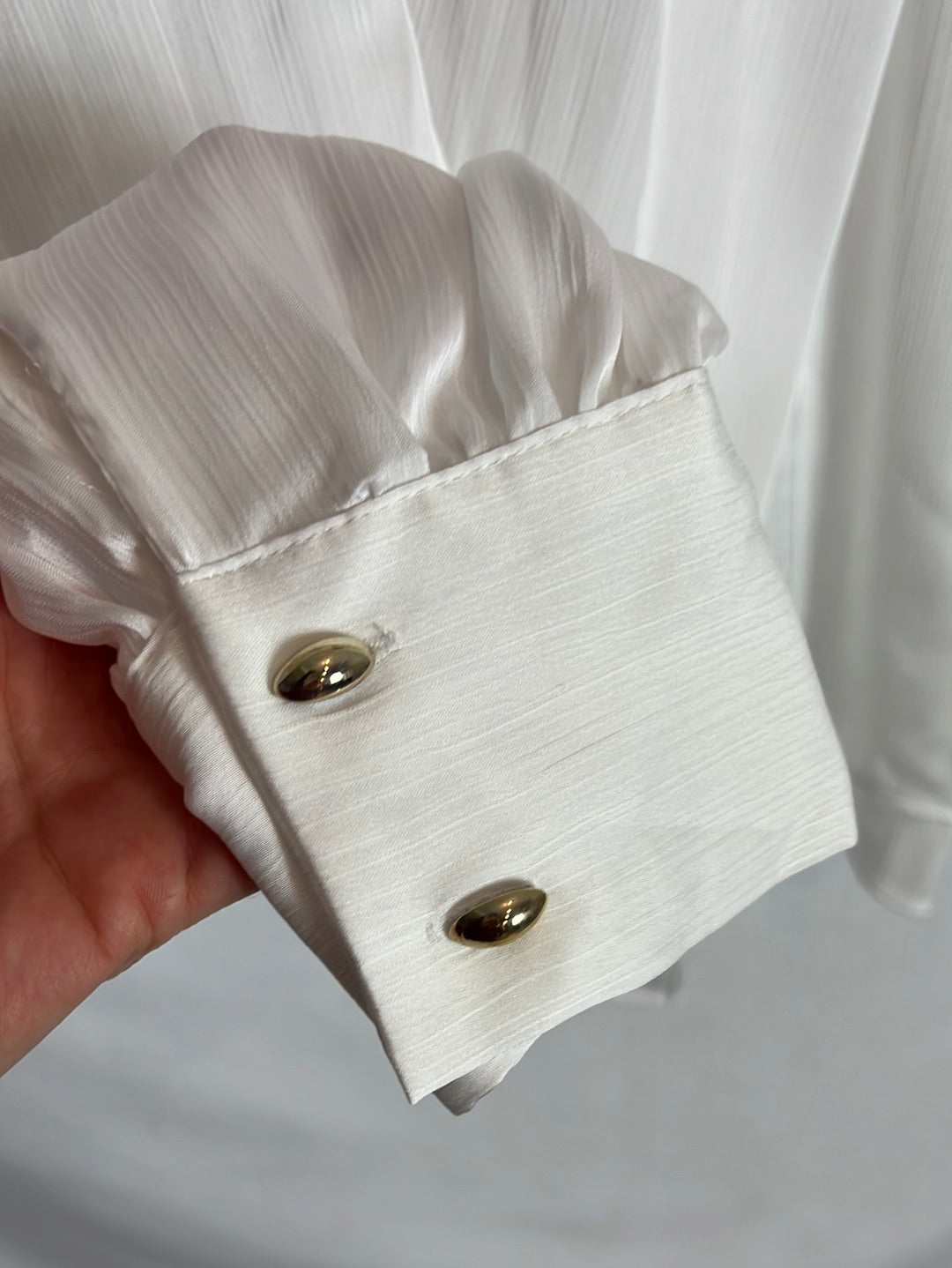 ZARA. Blusa blanca textura detalle mangas. T M