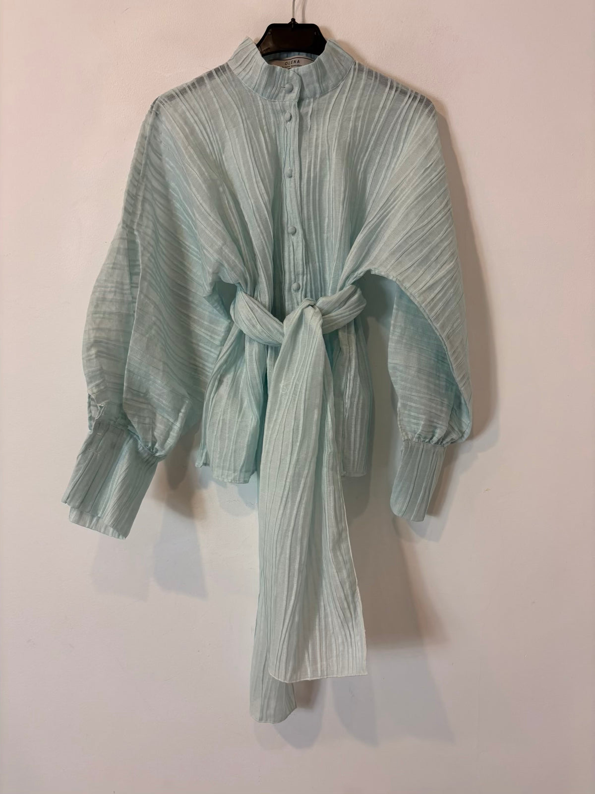 MARIA BARRAGÁN. Blusa azul claro textura lazada
