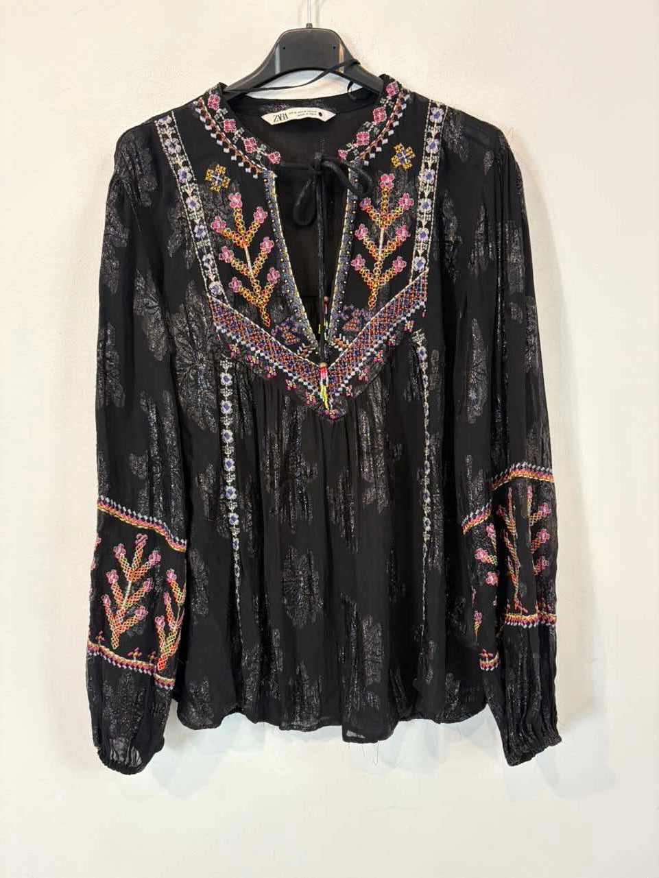 ZARA. Blusa negra vaporosa bordados
