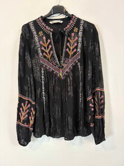 ZARA. Blusa negra vaporosa bordados
