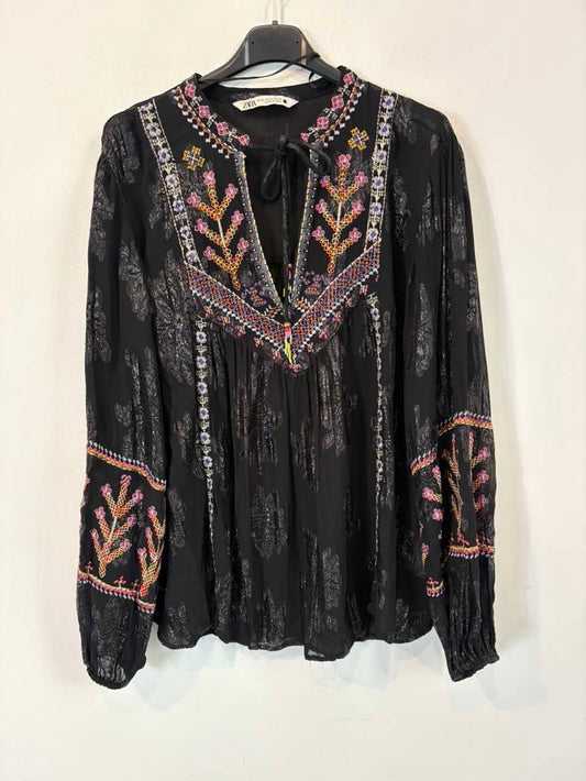 ZARA. Blusa negra vaporosa bordados