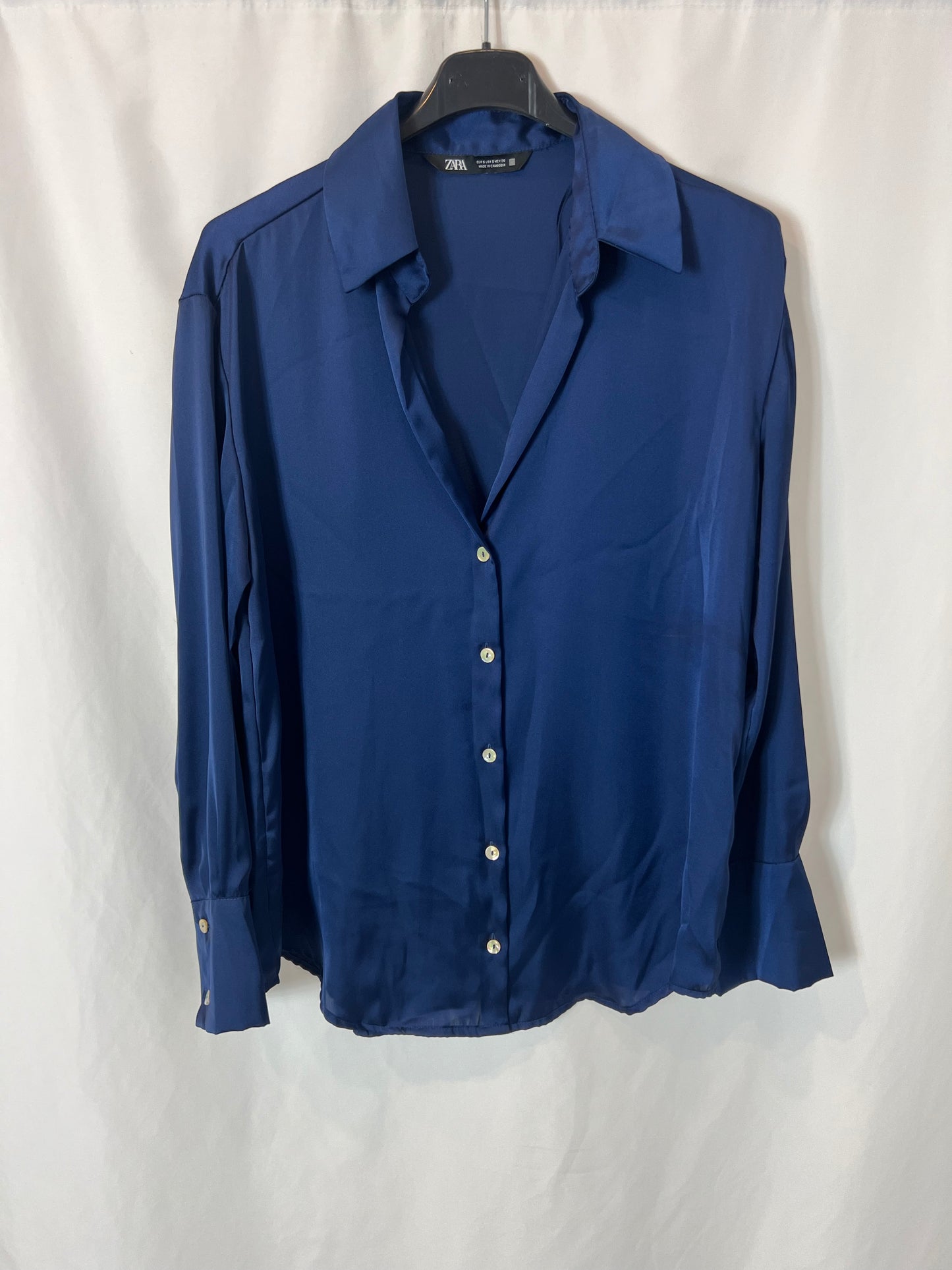 ZARA. Blusa azul satinada. T S