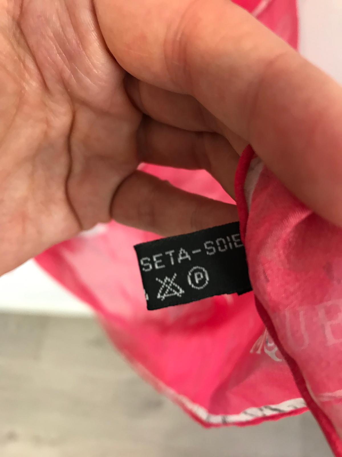 ALEXANDER McQUEEN. Pañuelo de seda rosa calavera