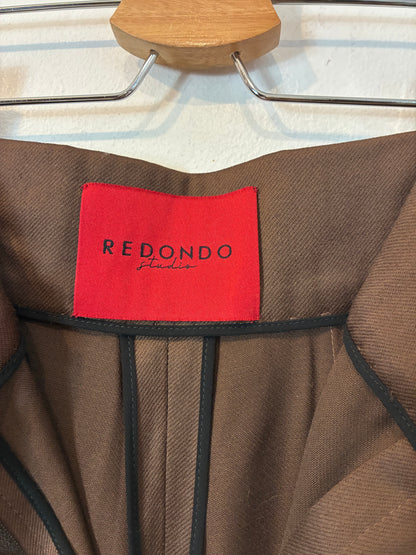 REDONDO STUDIO. Pantalón marrón chocolate pinzas