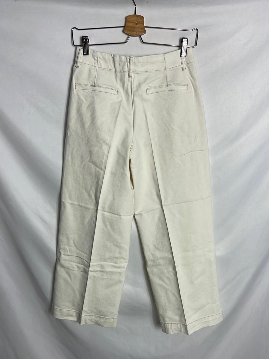ZARA. Pantalón cropped  beige pata ancha. T 34