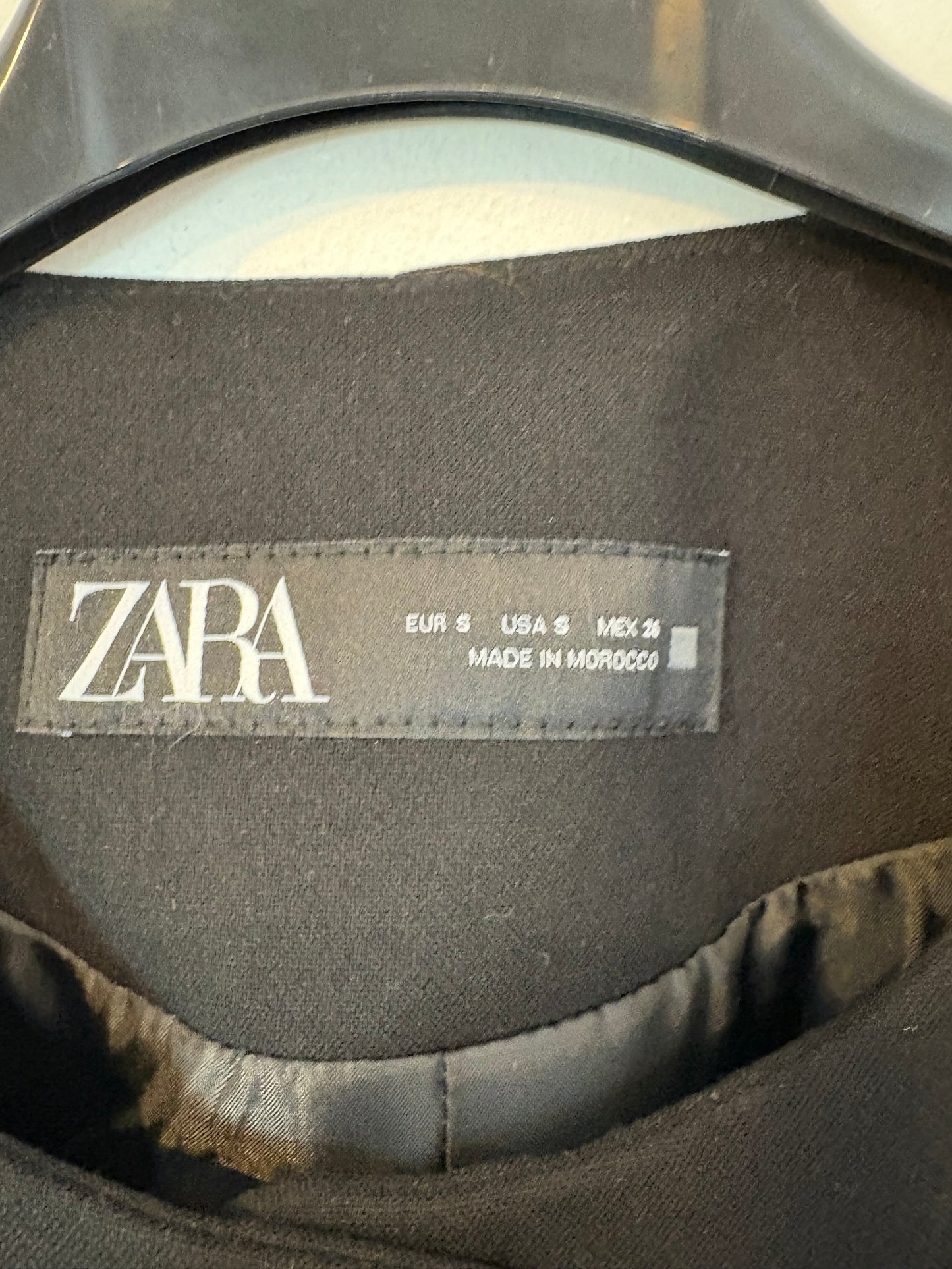 ZARA. Chaqueta negra botones dorados