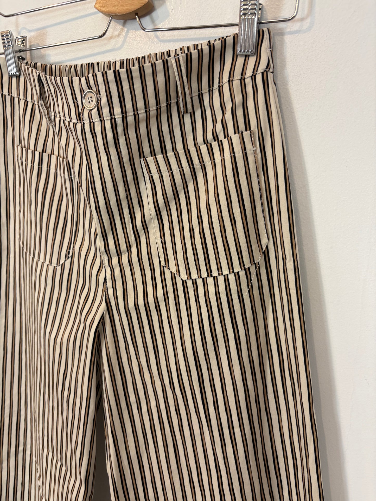 OTRAS. Pantalón rayas pata ancha