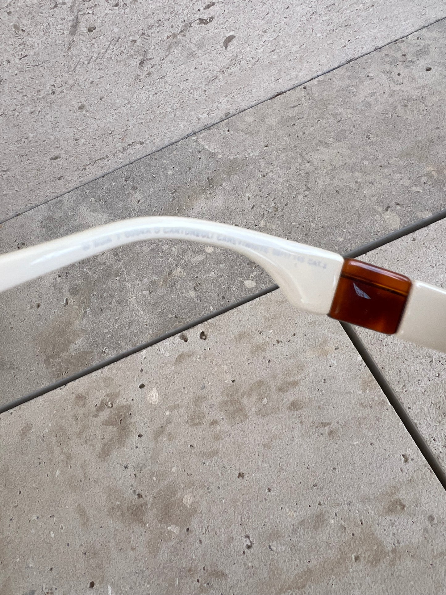 MÓ CARTUREGLI. Gafas de sol montura bicolor