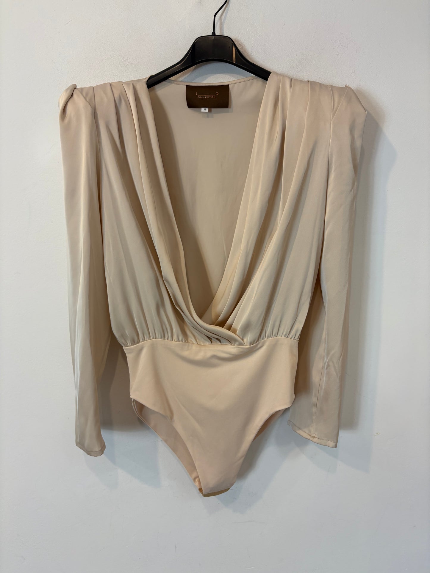 IQ COLLECTION. Body beige hombreras