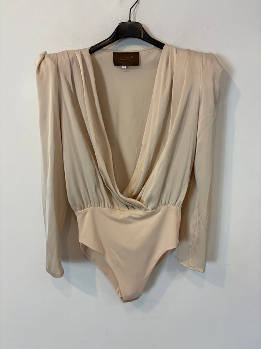 IQ COLLECTION. Body beige hombreras