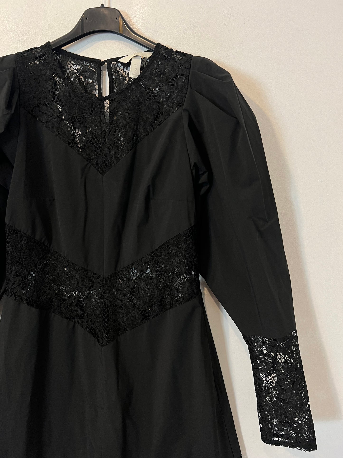 H&M. Vestido largo negro con encaje