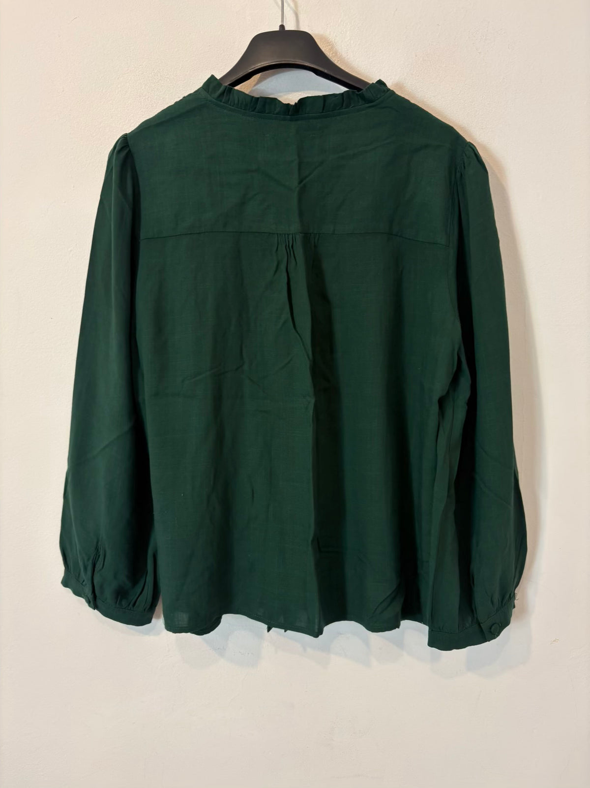 POLÍN ET MOI. Blusa verde fluida detalles