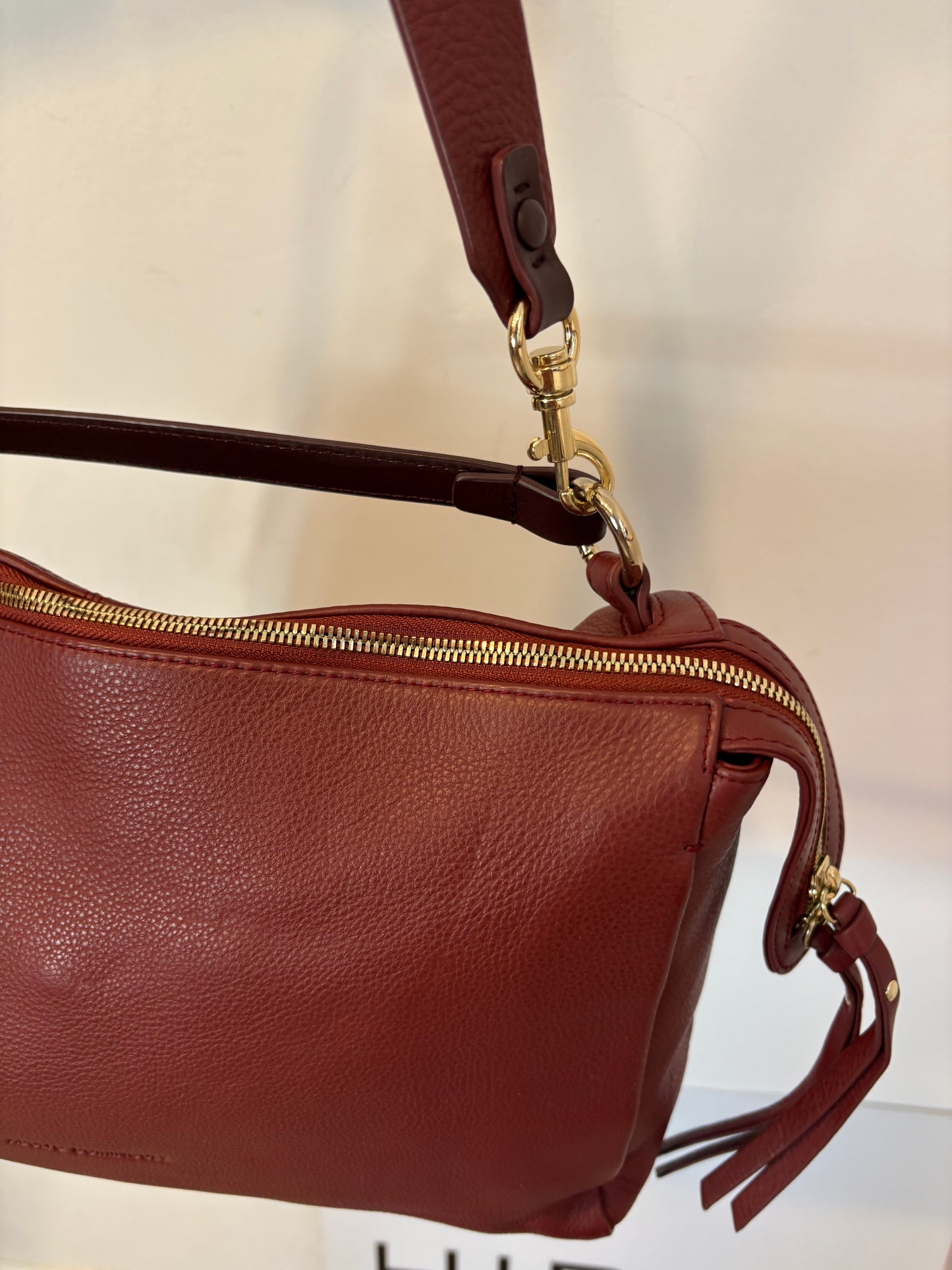 ADOLFO DOMINGUEZ. Bolso piel burdeos doble asa