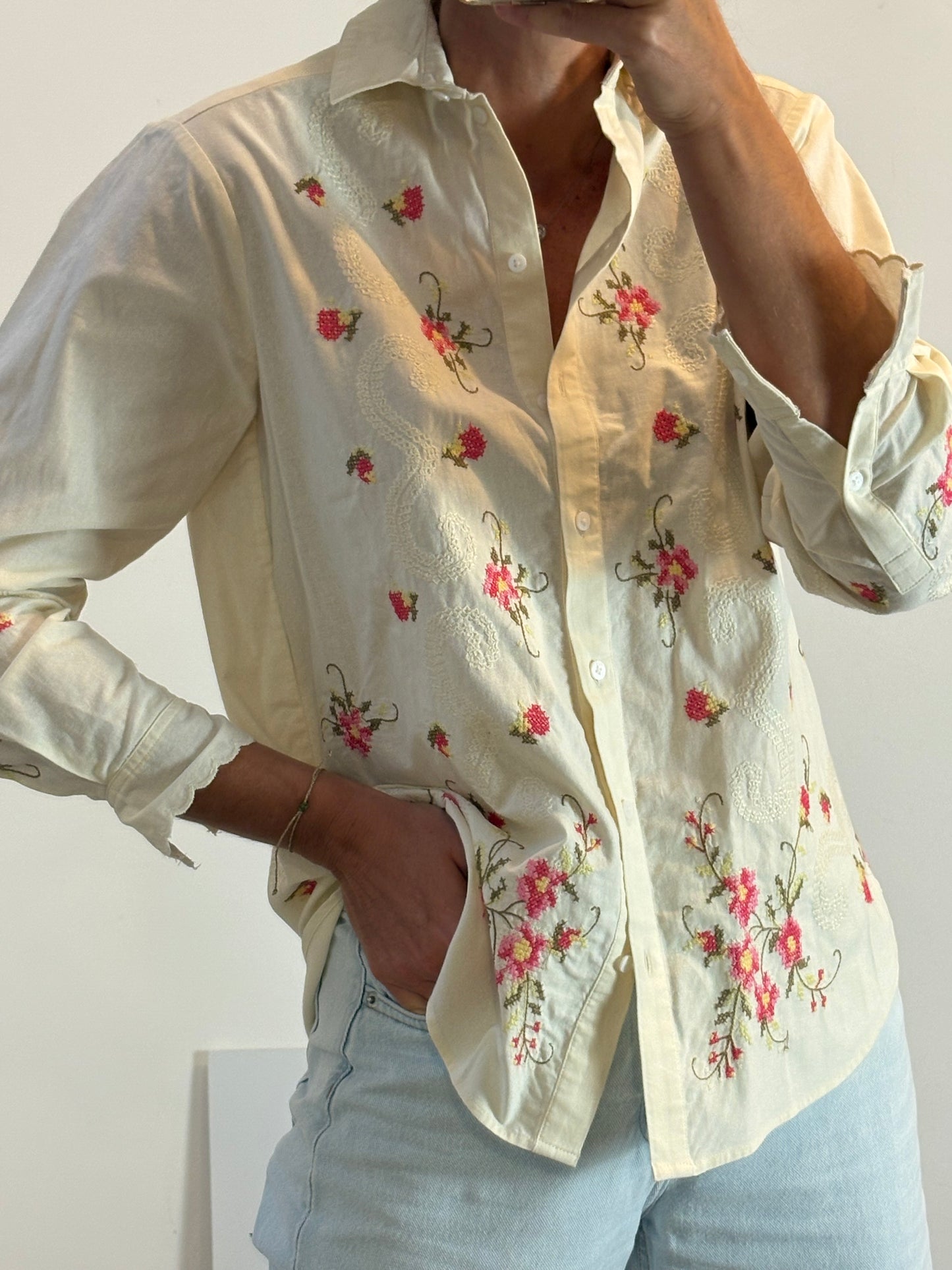 SÉZANE x ANDION. Camisa beige punto de cruz