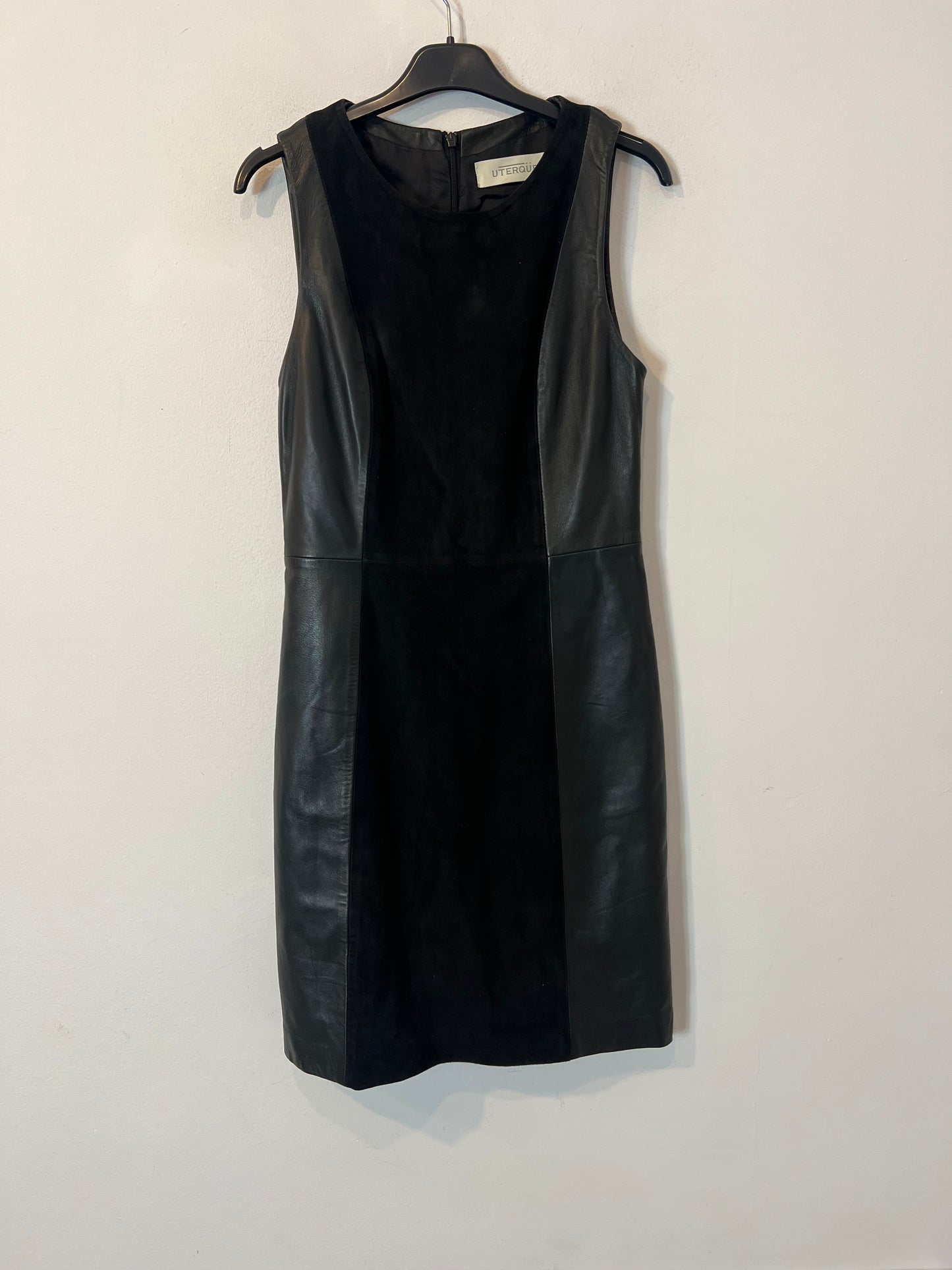 UTERQÜE. vestido negro piel