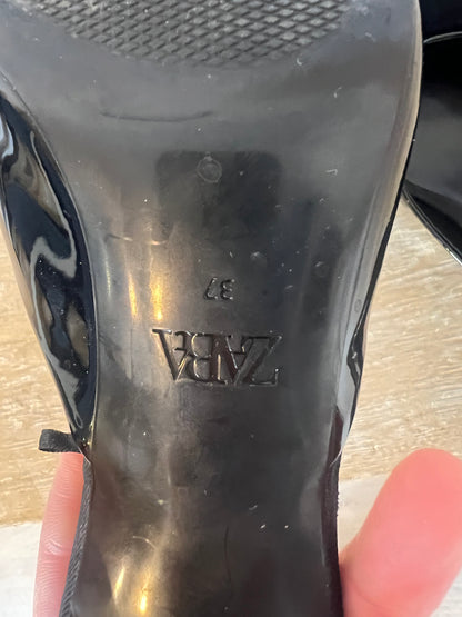 ZARA. Black patent leather high heel shoe with velvet bow. Size 37