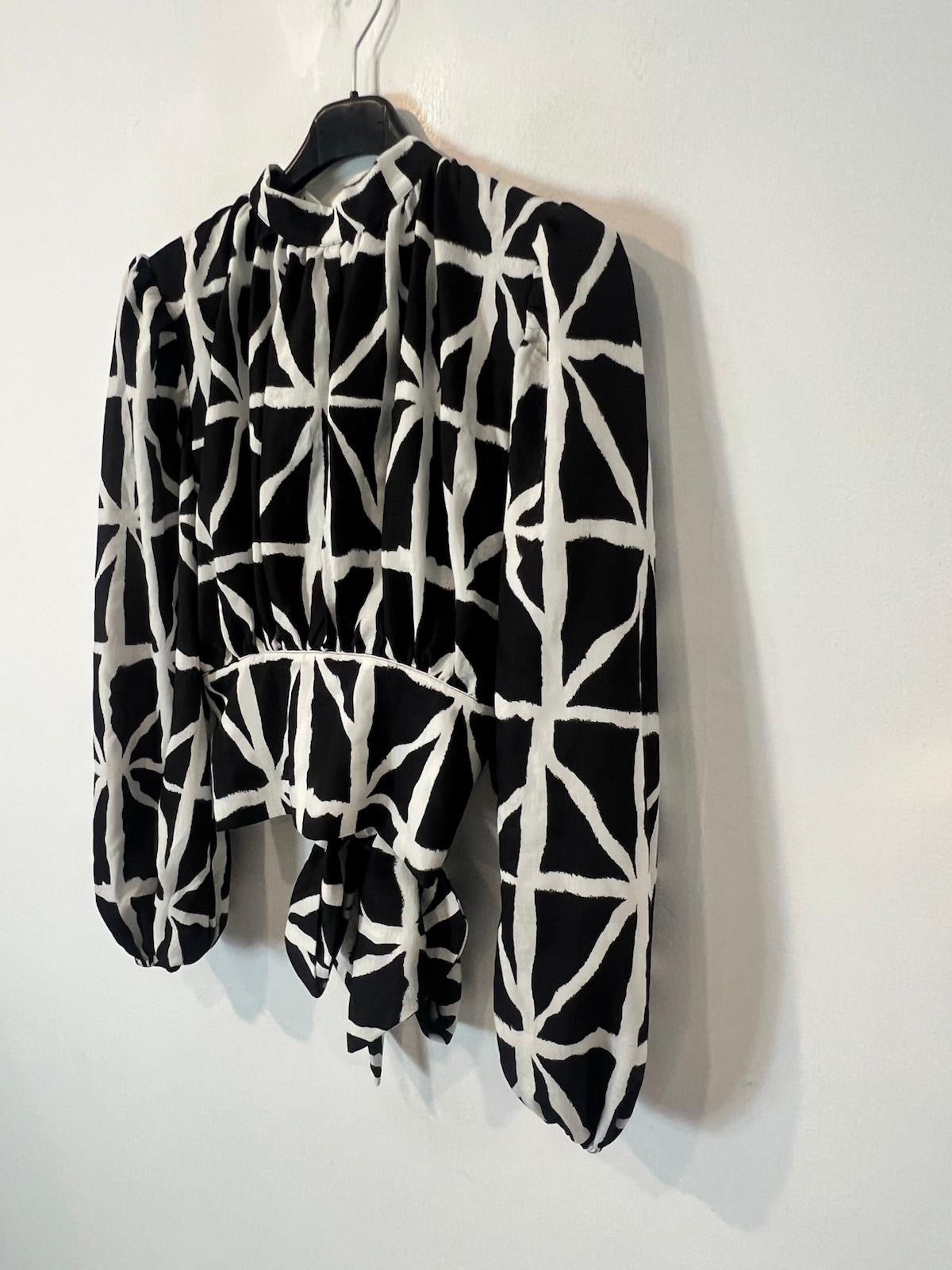NTB. Blusa negra estampada aberturas