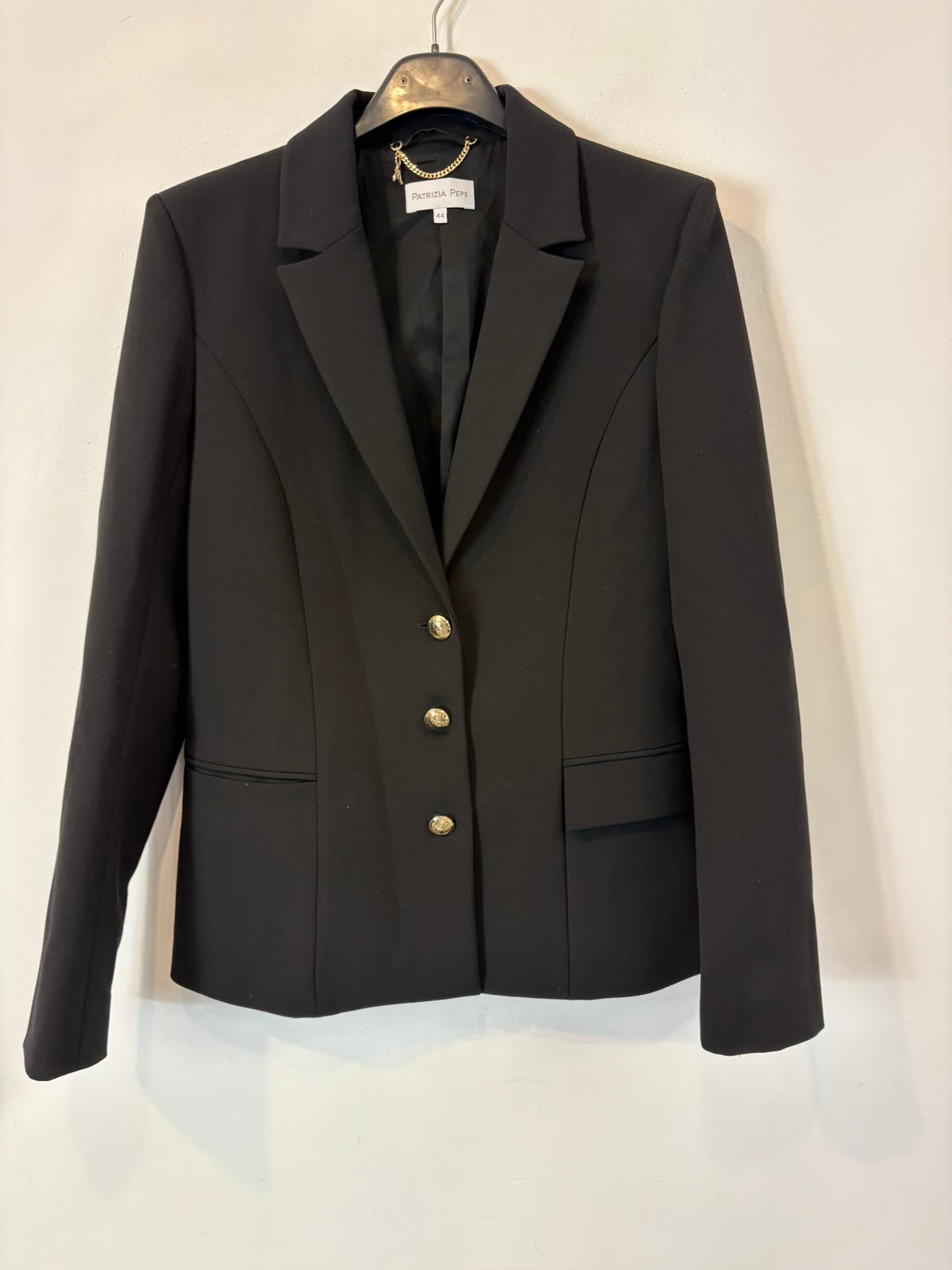 PATRIZIA PEPE. Traje de chaqueta negro botones dorados