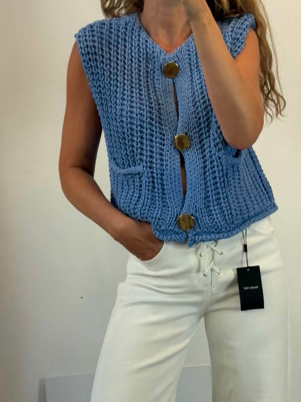 ZARA. Top punto azul botones