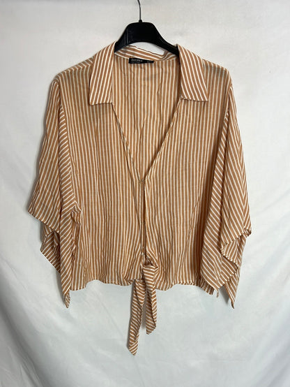 BERHSKA. Blusa rayas corchetes. T L