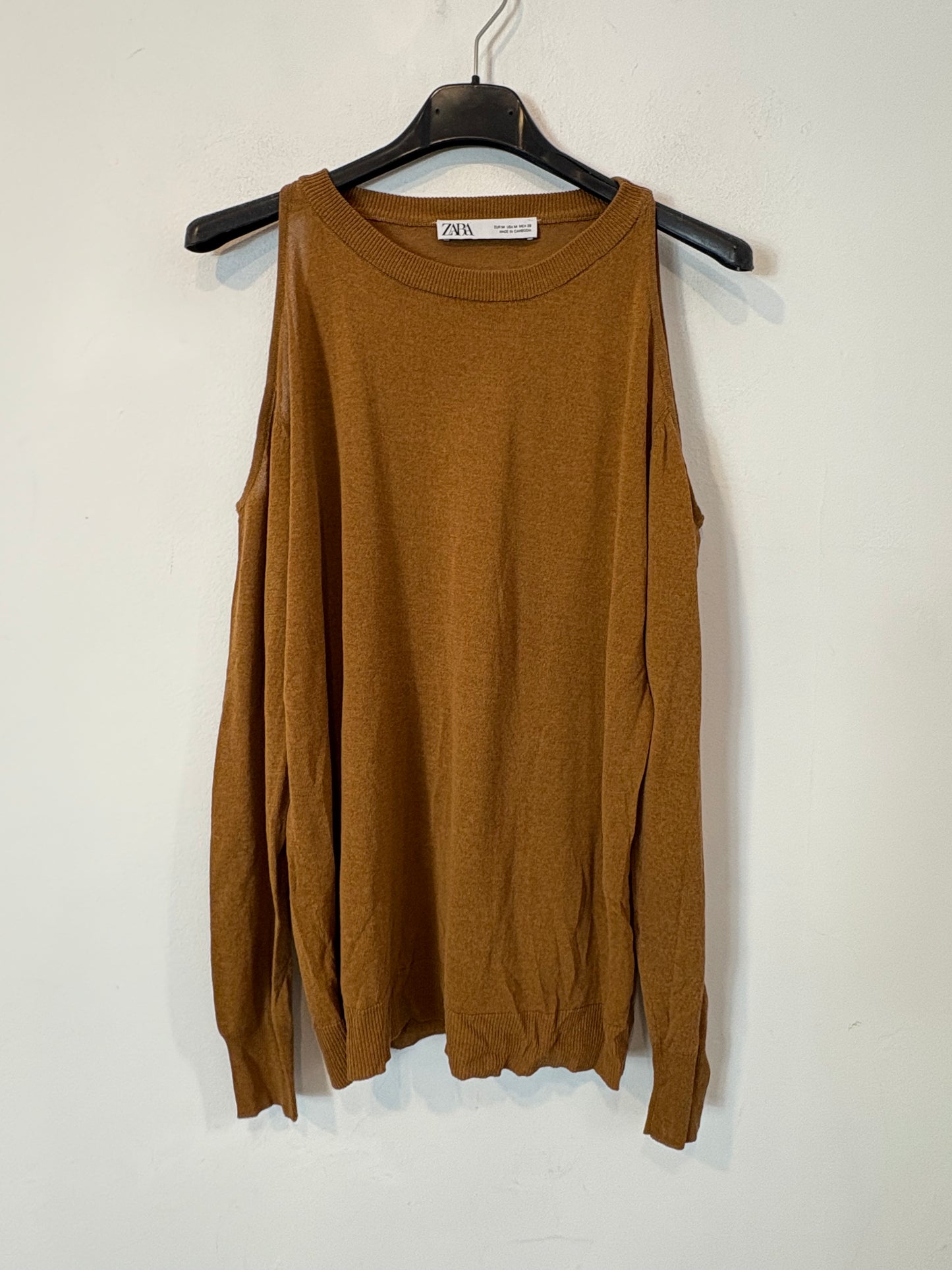 ZARA.  top fino camel hombros