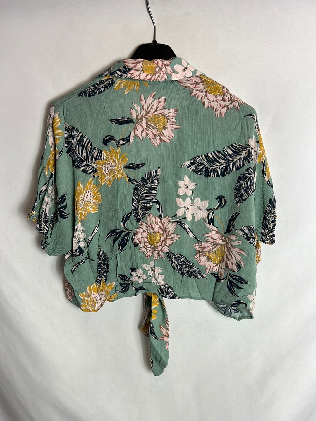 PULL&BEAR . Blusa fluida crop estampada. T S