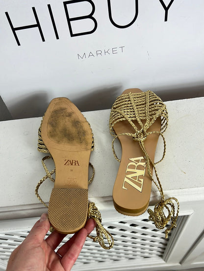 ZARA. Sandalias tiras doradas. T 38
